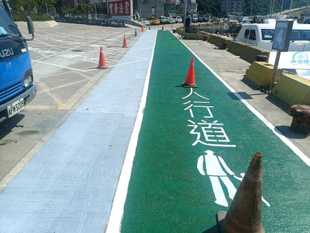 連江縣交旅局提醒民眾勿將小型車輛違停於福澳港加油站前,以免違規受罰。(圖:交旅局)