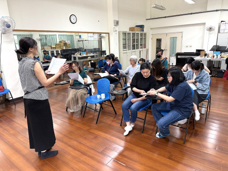 教育處舉辦馬祖藝術傳承教師研習,王筱君老師帶領學員傳唱閩東語歌謠,有的教師配合彈奏烏克麗麗,氣氛溫馨。(圖/文:王致潔)