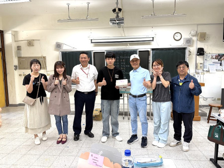 114年國中教育會考17日登場,地區5所國中共有79位考生應試。教育處長王禮民赴考場為考生加油打氣,轉達縣長對學子的關心,祝福考生能將三年所學完全發揮出來,獲得好成績。(圖/文:王致潔)
