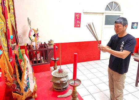 熾坪境福德宮廟宇管理委員會第十一屆主委由土地公親旨,曹常偉擲得最高杯數獲選接任。(圖/文:蔡夢玲)