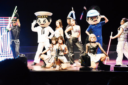 藝工隊於軍民聯歡晚會以華語經典歌曲ＬＯＣＡＬ實施舞蹈表演。