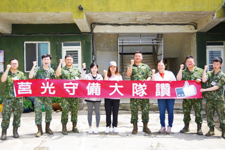 活動結束後，與會人員、大隊長實施合影。