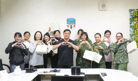 開心合影留念，展現歡樂與溫馨的氛圍，感謝所有軍職母親的付出。