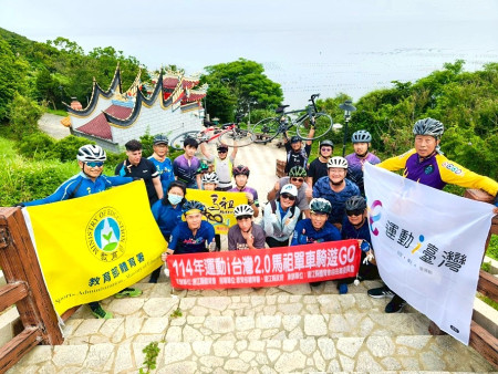 為提倡馬祖運動風氣,連江縣體育會自由車委員會18日舉辦集體騎行活動,吸引20餘名單車好手熱情參與。(圖:連江縣體育會自由車委員會)