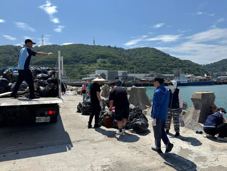 港務處向海致敬前往北堤淨灘,清出近2公噸的海漂垃圾。(圖:港務處)