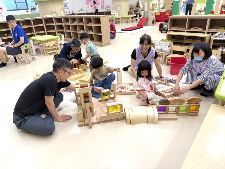 親子館舉辦戰地模型搭建活動,寶貝們用心搭建屬於自己的防禦工事,極富創造力。(圖/文:王致潔)