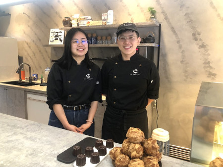 返鄉創業青年王逵瓀開設馬祖第一家法式甜點店,大方分享創業心路歷程。(圖/文:王致潔)