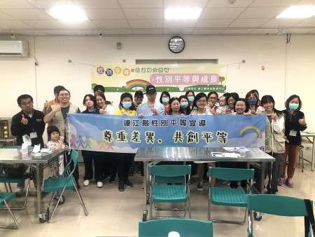家庭教育中心舉辦性別平等講座,陳姵君引導與會者思考性平議題,並教導民眾避開網路上的愛情詐騙,之後帶領手作「冷靜瓶」,希望大家學習克制衝動。(圖/文:王致潔)
