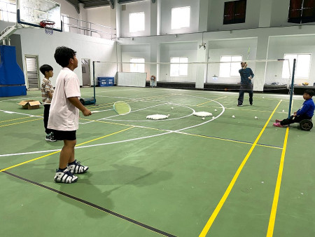 小選手揮汗練習!東莒國小學生為六月羽球賽事備戰。(圖/文:蔡夢玲)