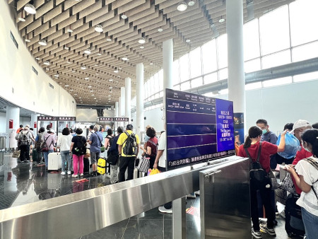 南北之星今年首度執行霧季疏運,縣長王忠銘前往關心疏運狀況;南北之星20日滿載321人往台北港。(圖/文:馮紹夫)