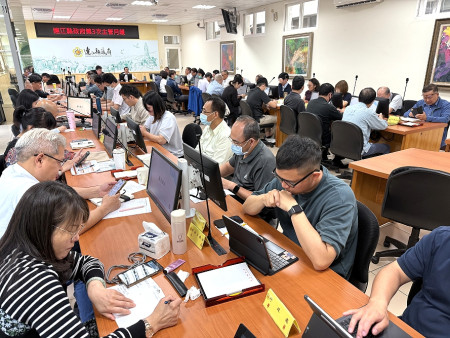 縣府召開第3次主管月報,縣長王忠銘提醒各單位辦理建設案時,務必綜觀全局,由整體發展角度進行建設規劃。(圖/文:王致潔)