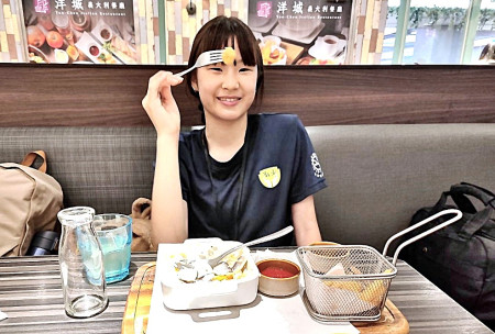 　東引國民中小學今年唯一的小學畢業生林芷琦，在導師林馥姍陪伴下展開獨一無二的畢業旅行。（圖：東引國中小提供）