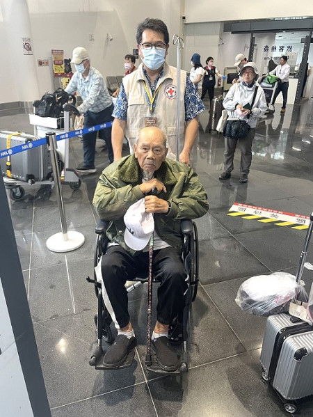 臺北榮民鄭鴻慶因證件遺失受困大陸,多方協力緊急救援順利返台。(圖:連江縣紅十字會)