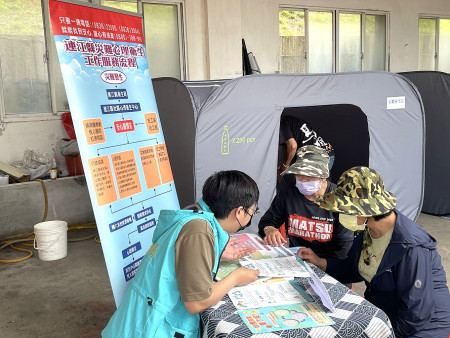 海巡署依據實地海域條件，派遣不同等級船隻進行深淺水域搜救任務、消防單位進行墜機現場搜救與火場滅火作業、災民安置站提供收容與即時支持服務。（圖／文：江奉軒、消防局）