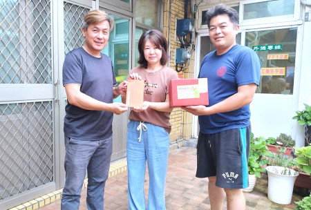 　端午佳節將至，東引鄉長林德建與鄉民代表會副主席劉家宏代表縣長王忠銘、議長張永江及唐氏症基金會致贈端節慰問金及粽子禮盒予當地弱勢家庭與族群，傳達節慶的關懷與祝福。(圖：東引鄉公所)