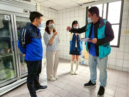 為守護民眾飲食安全,衛生局執行食品衛生稽查,包括市售食品、端午節專案食材抽驗,及學校午餐衛生稽查,其中1件豆干殘留過氧化氫,其餘均符合規定。(圖:連江縣衛生局)