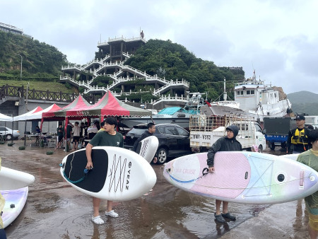 馬祖海上端午SUP立槳龍舟賽隆重登場。（圖與文：江奉軒）