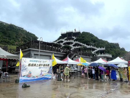 馬祖海上端午SUP立槳龍舟賽隆重登場。（圖與文：江奉軒）