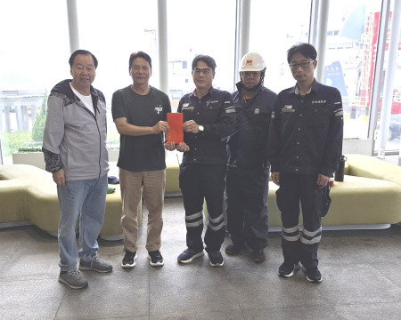 　端午佳節即將到來，縣長王忠銘、議長張永江前往港區致贈航運業者端節加菜金。（圖：連江航業）