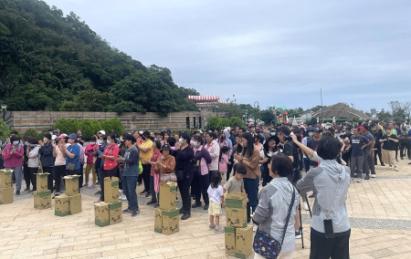 　將近上百人集合於白馬王公園，一同參與大健行活動。（圖／文：江奉軒）
