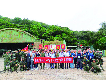 敬軍團與部隊官兵合影。