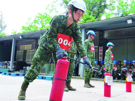 官兵施測滅火器。