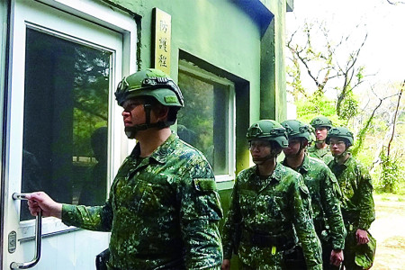 官兵依序進入防護程度測試教室。