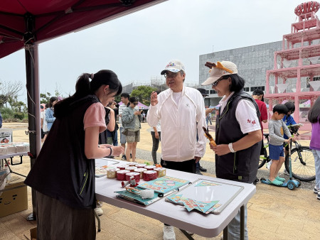 　響應世界無菸日，連江縣衛生局舉辦衛教闖關活動，以寓教於樂方式推廣菸害防制、營養飲食、長照服務等多元議題，民眾收穫滿滿。（圖／文：王致潔）