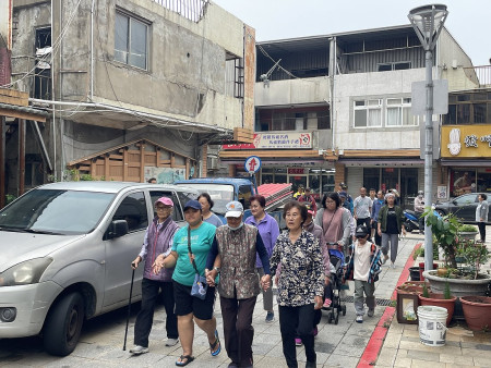 　四鄉五島大健行北竿場，大小朋友齊聚參加，完成健行民眾皆可獲得精美禮品。（圖／文：江奉軒）
