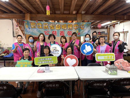 縣府民社處舉辦公益義剪活動,吸引許多長者到場剪髮,剪完直呼滿意。(圖/文:王致潔)