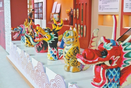 展館展出不同造型的實體龍舟首。