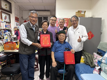 　南竿介壽村陳圭利老先生97歲壽辰，縣府秘書長張龍德代表縣長王忠銘，偕同行政處長陳明傑、鄉長林志東等人登門祝壽。（圖／文：王致潔）