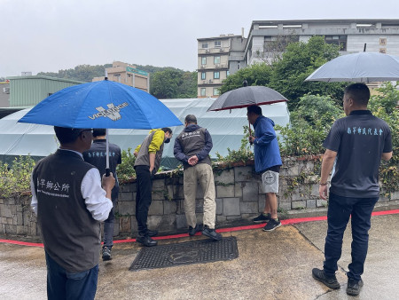 　26日南竿鄉政考察，民代建議牆面雜亂植物清除。（圖／文：江奉軒）
