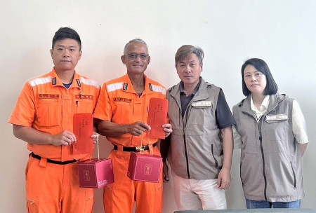 　東引鄉長林德建代表縣長王忠銘贈送端節加菜金給東引國軍、東引海巡隊、中柱安檢所等單位。（圖：東引鄉公所）