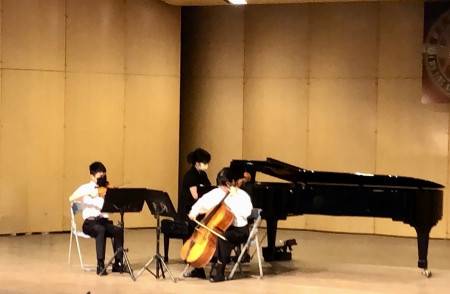 　敬恆國中王奕璇老師帶著兩位國一學生郭恩妡（上圖右）、陳昊恩（上圖中），遠赴高雄衛武營參加24日全國音樂大賽，勇奪社會組第一名。（圖：敬恆國中）