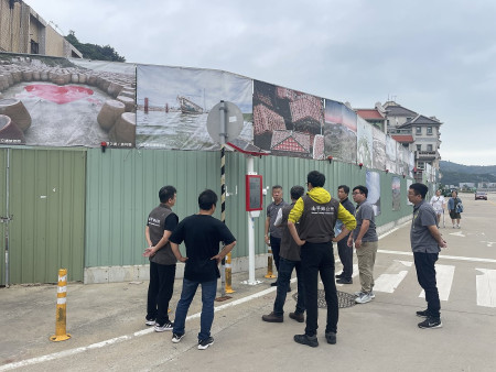 　針對福澳村公車站安全疑慮，鄉代會及鄉公所等人積極討論。（圖 ／文 ：江奉軒）