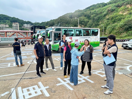 北竿鄉代會27日繼續鄉政考察議程,實地前往白沙、坂里、芹壁及后澳等四村勘察基層建設與環境狀況。(圖:特約記者曹重偉)