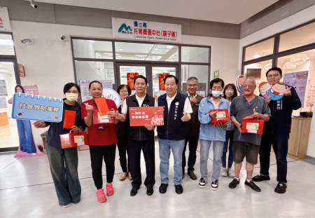 端午節快到了!唐氏症基金會積極推展公益事業,募集民眾認購端午節愛心肉粽禮盒,27日委請縣長王忠銘及議長張永江代為轉贈給有需要的家庭。(圖/文:王致潔)