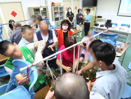 地檢署端節前與同學們舉辦包粽子活動,場面熱絡溫馨。(圖:地檢署)