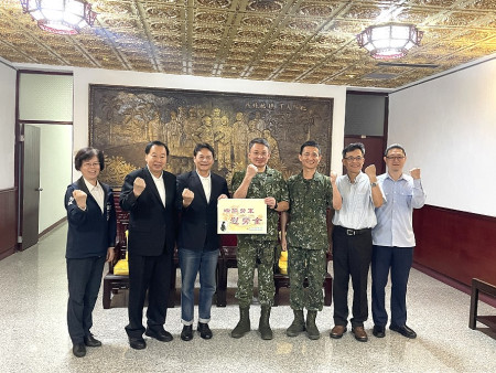 　縣長及議長與現場全體與會代表合影留念，場面溫馨。（圖：江奉軒）