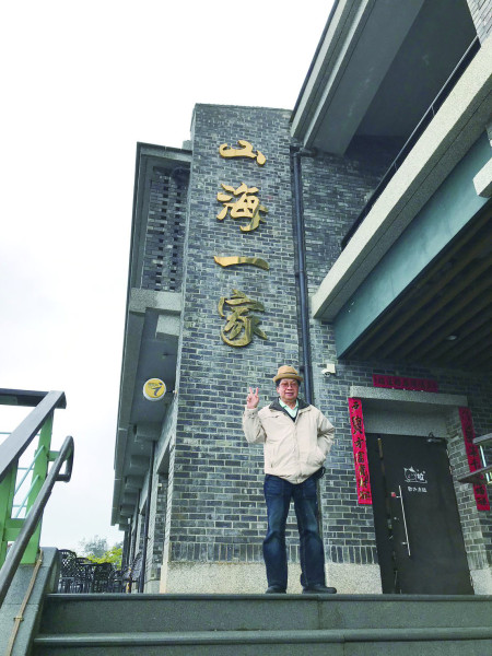 李國源當年在莒光「山海一家」當兵,四年前回顧莒光留下的相片。
