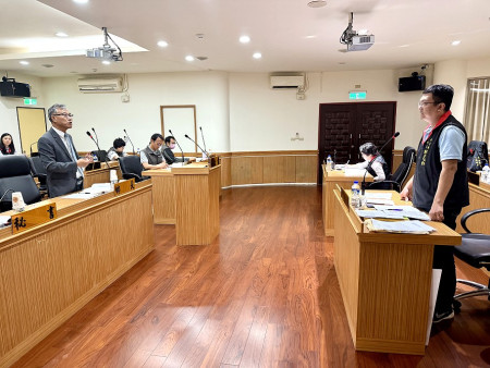 　南竿鄉代會29日鄉政總質詢，主要議題圍繞生命園區後續規劃、馬港商圈及介壽市場環境優化，及南竿鄉特色活動等，鄉長林志東及權責課長立即回覆。（圖／文：王致潔）