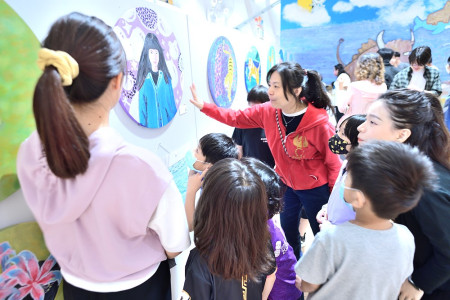 　東引國中小學國中部與國小部聯合畢業美展開幕，各界人士與家長到場觀賞與表達祝福，一同見證孩子的蛻變與未來的無限可能。（圖／文：陳其敏）
