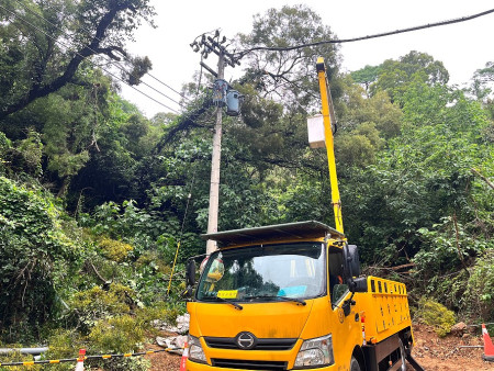 為防範天氣因素影響供電安全,台電馬祖區營業處展開重點巡護與區域樹木修剪。(圖:台電馬祖區營業處)