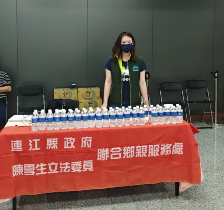縣府、立委辦公室在松山機場成立鄉親服務處,提供鄉親交通諮詢服務並掌握旅客人數。(圖:連江縣交旅局)