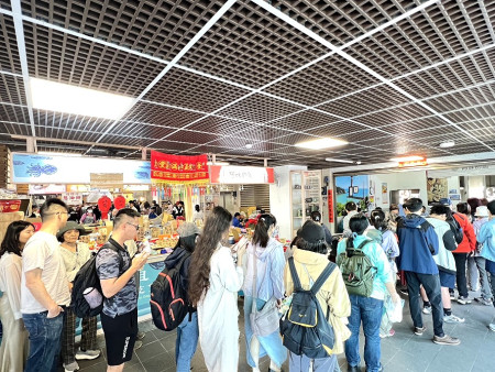 端午連假首日新臺馬輪、臺馬之星雙船載840人抵馬,碼頭、觀光景區人潮滿滿。(圖/文:馮紹夫)
