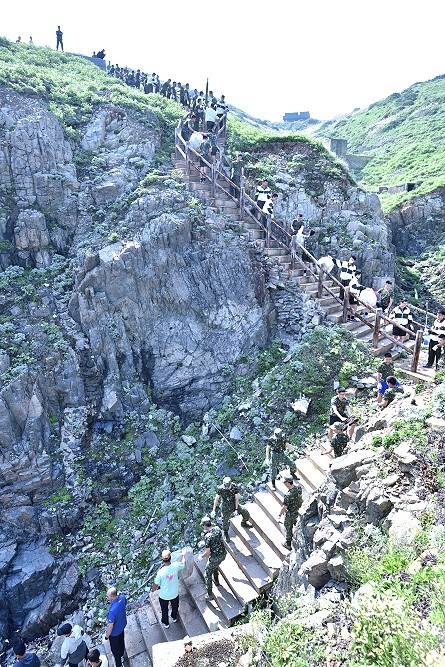 　馬祖風景區管理處辦理西引島東澳淨灘活動，軍民齊力清除大量海漂垃圾，攜手向海致敬。（圖／文：陳其敏）