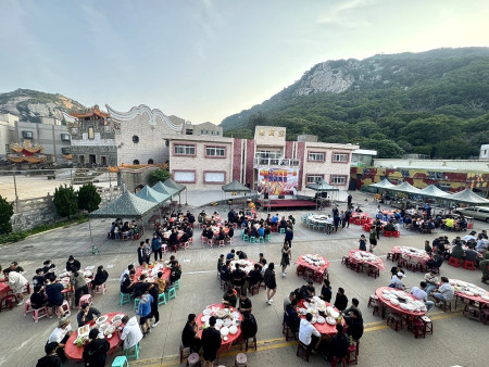 北竿守備大隊30日在迎賓館前舉辦聯歡活動,讓軍民度過充滿濃厚節慶氣氛的端午佳節。(圖:北竿鄉公所)