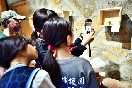 　「KASIW-陳諾工坊個人展」在中路祥記故事館揭幕，17歲創作者用木作說故事，為小島打造文化亮點。（圖／文：陳其敏）