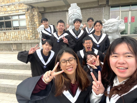 馬祖情深 海大畢業生返馬拍下青春終章。(圖:海洋大學)